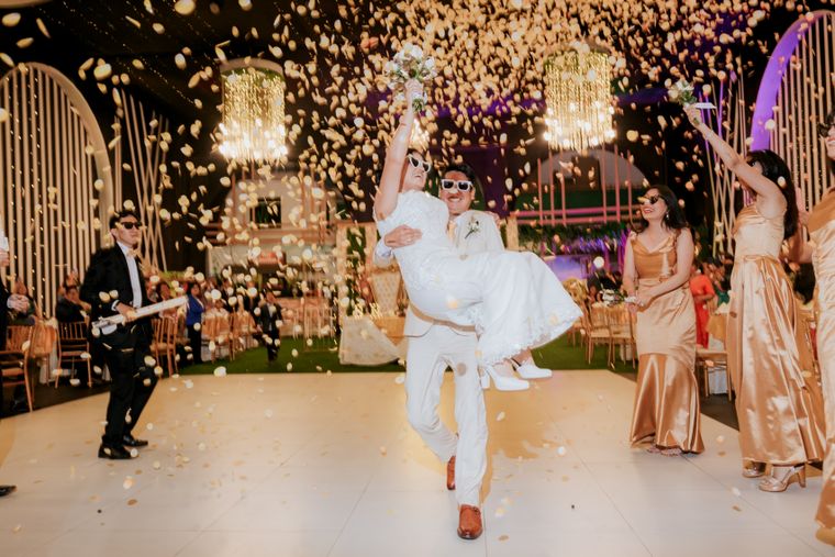 結婚式の思い出の写真 — 花びら、舞った
